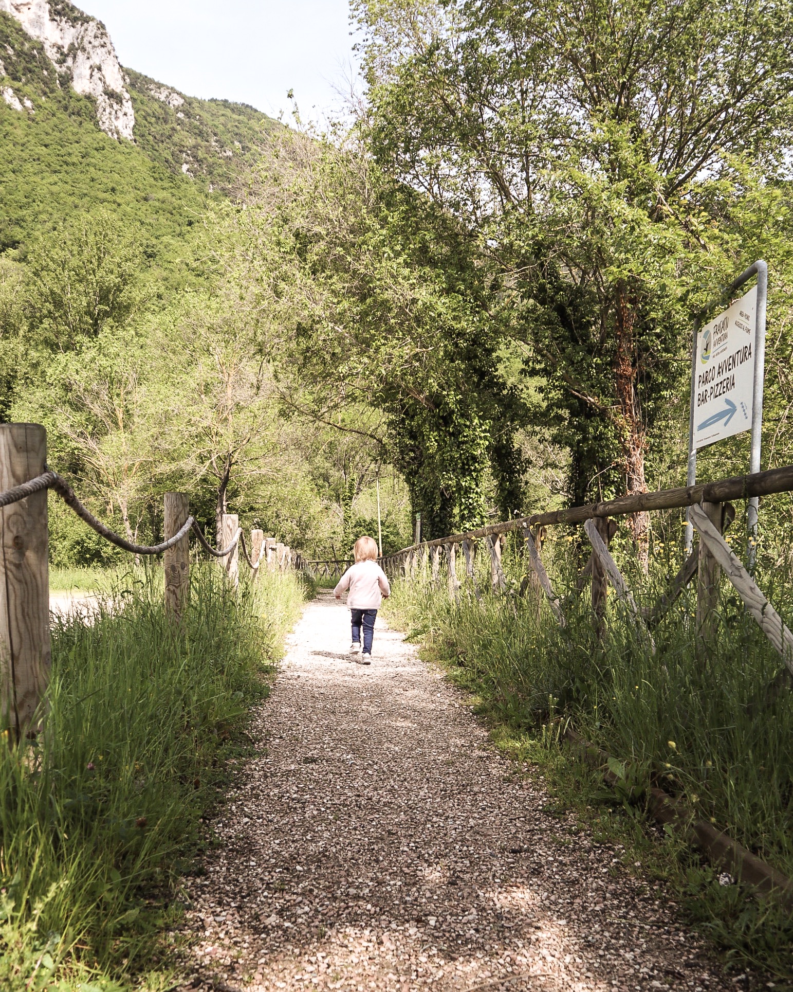 Nel parco di Frasassi, un bellissimo sentiero ad anello adatto ai bambini:  il GreenWay del fiume Sentino - Mamma con caschetto