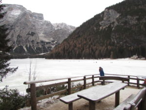 lago di Braies bambini inverno